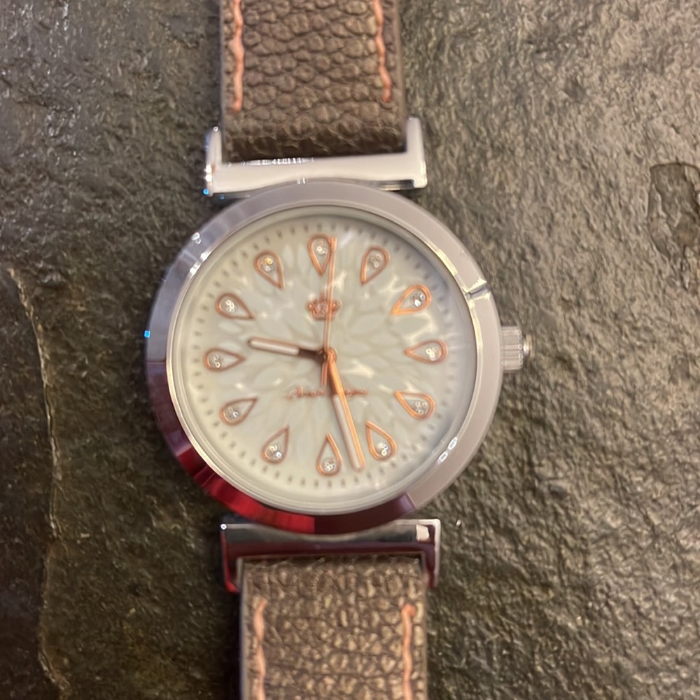 Watch - Picture 2 of 3